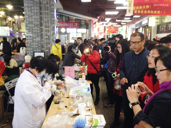東莞市常平鎮(zhèn)質(zhì)檢中心美食節(jié)現(xiàn)場開展食品安全抽